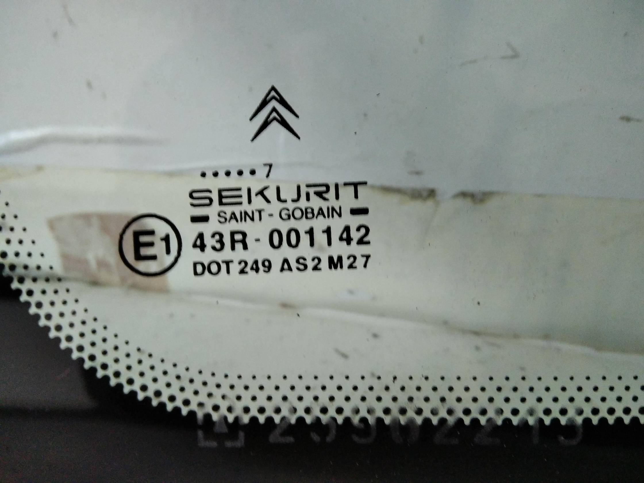 Fisso parafango ant. dx.